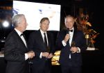 Amsterdam 9 december 2023
VIP dag van de luxury fair in de RAI. Dennis Bergkamp en zijn vrouw Henriette en dochters Estell ( zwanger) Saffron en Yasmin op de stand van Gassan Diamonds . presentatie gouden bankbiljet Dennis Bergkamp. david Bijlsma reikt het eerste exemplaar uit. Rob Jansen Davids Bijlsma en Dennis Bergkamp