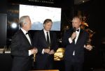 Amsterdam 9 december 2023
VIP dag van de luxury fair in de RAI. Dennis Bergkamp en zijn vrouw Henriette en dochters Estell ( zwanger) Saffron en Yasmin op de stand van Gassan Diamonds . presentatie gouden bankbiljet Dennis Bergkamp. david Bijlsma reikt het eerste exemplaar uit. Rob Jansen Davids Bijlsma en Dennis Bergkamp