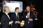 Amsterdam 9 december 2023
VIP dag van de luxury fair in de RAI. Dennis Bergkamp en zijn vrouw Henriette en dochters Estell ( zwanger) Saffron en Yasmin op de stand van Gassan Diamonds . presentatie gouden bankbiljet Dennis Bergkamp. david Bijlsma reikt het eerste exemplaar uit. Rob Jansen Davids Bijlsma en Dennis Bergkamp