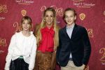 Amsterdam 8 december 2023
Premiere Wonka in Pathe Noord. roos Reedijk met kinderen