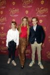 Amsterdam 8 december 2023
Premiere Wonka in Pathe Noord. roos Reedijk met kinderen