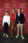 Amsterdam 8 december 2023
Premiere Wonka in Pathe Noord. roos Reedijk met kinderen