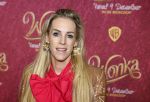 Amsterdam 8 december 2023
Premiere Wonka in Pathe Noord. roos Reedijk met kinderen