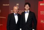 Utrecht 20 december 2023
Sportman / sportvrouw van jaar gala . Tom Okker met kleinzoon