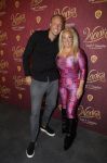 Amsterdam 8 december 2023
Premiere Wonka in Pathe Noord. Valerie Gumster met man