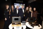 Amsterdam 9 december 2023
VIP dag van de luxury fair in de RAI. Dennis Bergkamp en zijn vrouw Henrita en dochters Estell ( zwanger) Saffron en Yasmin op de stand van Gassan Diamonds . presentatie gouden bankbiljet Dennis Bergkamp. david Bijlsma reikt het eerste exemplaar uit.