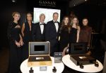 Amsterdam 9 december 2023
VIP dag van de luxury fair in de RAI. Dennis Bergkamp en zijn vrouw Henrita en dochters Estell ( zwanger) Saffron en Yasmin op de stand van Gassan Diamonds . presentatie gouden bankbiljet Dennis Bergkamp. david Bijlsma reikt het eerste exemplaar uit.