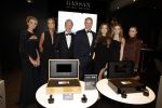 Amsterdam 9 december 2023
VIP dag van de luxury fair in de RAI. Dennis Bergkamp en zijn vrouw Henrita en dochters Estell ( zwanger) Saffron en Yasmin op de stand van Gassan Diamonds . presentatie gouden bankbiljet Dennis Bergkamp. david Bijlsma reikt het eerste exemplaar uit.