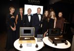 Amsterdam 9 december 2023
VIP dag van de luxury fair in de RAI. Dennis Bergkamp en zijn vrouw Henrita en dochters Estell ( zwanger) Saffron en Yasmin op de stand van Gassan Diamonds . presentatie gouden bankbiljet Dennis Bergkamp. david Bijlsma reikt het eerste exemplaar uit.