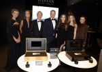 Amsterdam 9 december 2023
VIP dag van de luxury fair in de RAI. Dennis Bergkamp en zijn vrouw Henrita en dochters Estell ( zwanger) Saffron en Yasmin op de stand van Gassan Diamonds . presentatie gouden bankbiljet Dennis Bergkamp. david Bijlsma reikt het eerste exemplaar uit.