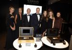 Amsterdam 9 december 2023
VIP dag van de luxury fair in de RAI. Dennis Bergkamp en zijn vrouw Henrita en dochters Estell ( zwanger) Saffron en Yasmin op de stand van Gassan Diamonds . presentatie gouden bankbiljet Dennis Bergkamp. david Bijlsma reikt het eerste exemplaar uit.