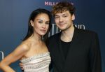 Amsterdam 9 december 2024
Premiere Schitetrend met in de hoofdrollen Holly Brood Gijs Scholten v Asschat Caro Lenssen Hannah Hoekstra Maarten Heijemans Bobbie Mulder Sidar Toksoz  in Tuschinski. Holly Brood en Soy Kroon