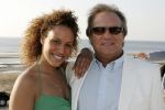 Bloemendaal 2 april 2005
Opening van strandtent vroeger.
Glennis Grace  met John v Katwijk
Peter Smulders bv