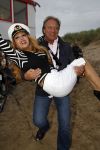 Bergen aan zee 4 juli 2007
Patricia Paay wordt naar het podium gedragen door beveiliging en John v Katwijk.Tros Zomerfeesten
Peter Smulders bv