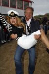 Bergen aan zee 4 juli 2007
Patricia Paay wordt naar het podium gedragen door beveiliging en John v Katwijk.Tros Zomerfeesten
Peter Smulders bv