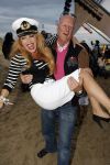 Bergen aan zee 4 juli 2007
Patricia Paay wordt naar het podium gedragen door beveiliging en John v Katwijk.Tros Zomerfeesten
Peter Smulders bv
