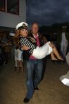 Bergen aan zee 4 juli 2007
Patricia Paay wordt naar het podium gedragen door beveiliging en John v Katwijk.Tros Zomerfeesten
Peter Smulders bv