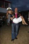 Bergen aan zee 4 juli 2007
Patricia Paay wordt naar het podium gedragen door beveiliging en John v Katwijk.Tros Zomerfeesten
Peter Smulders bv