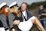 Bergen aan zee 4 juli 2007
Patricia Paay wordt naar het podium gedragen door beveiliging en John v Katwijk.Tros Zomerfeesten
Peter Smulders bv