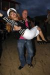 Bergen aan zee 4 juli 2007
Patricia Paay wordt naar het podium gedragen door beveiliging en John v Katwijk.Tros Zomerfeesten
Peter Smulders bv