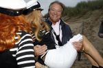 Bergen aan zee 4 juli 2007
Patricia Paay wordt naar het podium gedragen door beveiliging en John v Katwijk.Tros Zomerfeesten
Peter Smulders bv