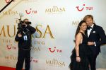 Amsterdam 17 december 2024
Premiere Mufasa (disney) in hotel l'Europe. Joris Lammers met partner en cameraman
