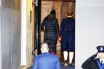Amsterdam 10 december 2024
Koningin Maxima komt incognito aan bij het paleis . Arnold haar vaste Chauffeur .