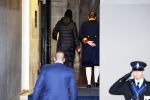 Amsterdam 10 december 2024
Koningin Maxima komt incognito aan bij het paleis . Arnold haar vaste Chauffeur .