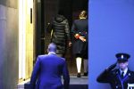 Amsterdam 10 december 2024
Koningin Maxima komt incognito aan bij het paleis . Arnold haar vaste Chauffeur .