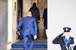 Amsterdam 10 december 2024
Koningin Maxima komt incognito aan bij het paleis . Arnold haar vaste Chauffeur .