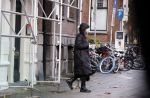 Amsterdam 7 december 2024
Ruud de Wild en zijn nieuwe vriendin Linda Stulic verlaten s ochtends samen het huis van Ruud en gaan met de auto naar hun winkel in de Jordaan . Ze hebben daar een pop up store. Linda is een fantastische fotograaf die ook wel de nieuwe Anton Corbijn wordt genoemd.