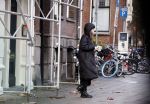 Amsterdam 7 december 2024
Ruud de Wild en zijn nieuwe vriendin Linda Stulic verlaten s ochtends samen het huis van Ruud en gaan met de auto naar hun winkel in de Jordaan . Ze hebben daar een pop up store. Linda is een fantastische fotograaf die ook wel de nieuwe Anton Corbijn wordt genoemd.