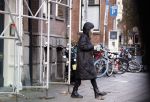 Amsterdam 7 december 2024
Ruud de Wild en zijn nieuwe vriendin Linda Stulic verlaten s ochtends samen het huis van Ruud en gaan met de auto naar hun winkel in de Jordaan . Ze hebben daar een pop up store. Linda is een fantastische fotograaf die ook wel de nieuwe Anton Corbijn wordt genoemd.