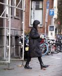 Amsterdam 7 december 2024
Ruud de Wild en zijn nieuwe vriendin Linda Stulic verlaten s ochtends samen het huis van Ruud en gaan met de auto naar hun winkel in de Jordaan . Ze hebben daar een pop up store. Linda is een fantastische fotograaf die ook wel de nieuwe Anton Corbijn wordt genoemd.