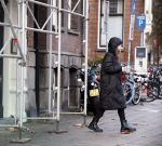 Amsterdam 7 december 2024
Ruud de Wild en zijn nieuwe vriendin Linda Stulic verlaten s ochtends samen het huis van Ruud en gaan met de auto naar hun winkel in de Jordaan . Ze hebben daar een pop up store. Linda is een fantastische fotograaf die ook wel de nieuwe Anton Corbijn wordt genoemd.