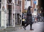 Amsterdam 7 december 2024
Ruud de Wild en zijn nieuwe vriendin Linda Stulic verlaten s ochtends samen het huis van Ruud en gaan met de auto naar hun winkel in de Jordaan . Ze hebben daar een pop up store. Linda is een fantastische fotograaf die ook wel de nieuwe Anton Corbijn wordt genoemd.