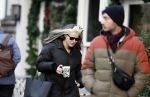 Amsterdam 7 december 2024
Ruud de Wild en zijn nieuwe vriendin Linda Stulic verlaten s ochtends samen het huis van Ruud en gaan met de auto naar hun winkel in de Jordaan . Ze hebben daar een pop up store. Linda is een fantastische fotograaf die ook wel de nieuwe Anton Corbijn wordt genoemd.