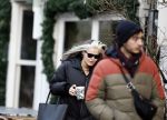 Amsterdam 7 december 2024
Ruud de Wild en zijn nieuwe vriendin Linda Stulic verlaten s ochtends samen het huis van Ruud en gaan met de auto naar hun winkel in de Jordaan . Ze hebben daar een pop up store. Linda is een fantastische fotograaf die ook wel de nieuwe Anton Corbijn wordt genoemd.