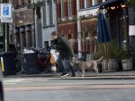 Amsterdam 19 december 2024
Prins maurits en zijn hond doen boodschappen in Amsterdam zuid en ga via het vondelpark naar huis .