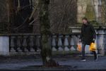Amsterdam 19 december 2024
Prins maurits en zijn hond doen boodschappen in Amsterdam zuid en ga via het vondelpark naar huis .