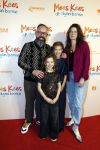 Utrecht 22 december 2024
Premiere Mees Kees in Utrecht . Ramon Brugman met partner Nijke en kinderen