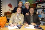 Hilversum 13 november 2024
Rene Froger tekent namens Qisum een kontrakt met beeld en Geluid . Eppo van Nispen tot Sevenaer tekent namens Beeld en geluid .