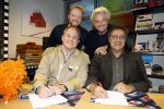 Hilversum 13 november 2024
Rene Froger tekent namens Qisum een kontrakt met beeld en Geluid . Eppo van Nispen tot Sevenaer tekent namens Beeld en geluid .