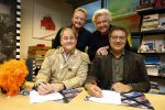 Hilversum 13 november 2024
Rene Froger tekent namens Qisum een kontrakt met beeld en Geluid . Eppo van Nispen tot Sevenaer tekent namens Beeld en geluid .