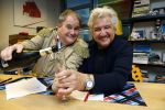 Hilversum 13 november 2024
Rene Froger tekent namens Qisum een kontrakt met beeld en Geluid . Eppo van Nispen tot Sevenaer tekent namens Beeld en geluid .