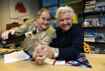 Hilversum 13 november 2024
Rene Froger tekent namens Qisum een kontrakt met beeld en Geluid . Eppo van Nispen tot Sevenaer tekent namens Beeld en geluid .