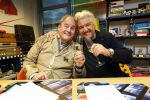 Hilversum 13 november 2024
Rene Froger tekent namens Qisum een kontrakt met beeld en Geluid . Eppo van Nispen tot Sevenaer tekent namens Beeld en geluid .