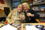 Hilversum 13 november 2024
Rene Froger tekent namens Qisum een kontrakt met beeld en Geluid . Eppo van Nispen tot Sevenaer tekent namens Beeld en geluid .