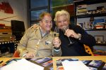 Hilversum 13 november 2024
Rene Froger tekent namens Qisum een kontrakt met beeld en Geluid . Eppo van Nispen tot Sevenaer tekent namens Beeld en geluid .
