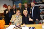 Hilversum 13 november 2024
Rene Froger tekent namens Qisum een kontrakt met beeld en Geluid . Eppo van Nispen tot Sevenaer tekent namens Beeld en geluid .